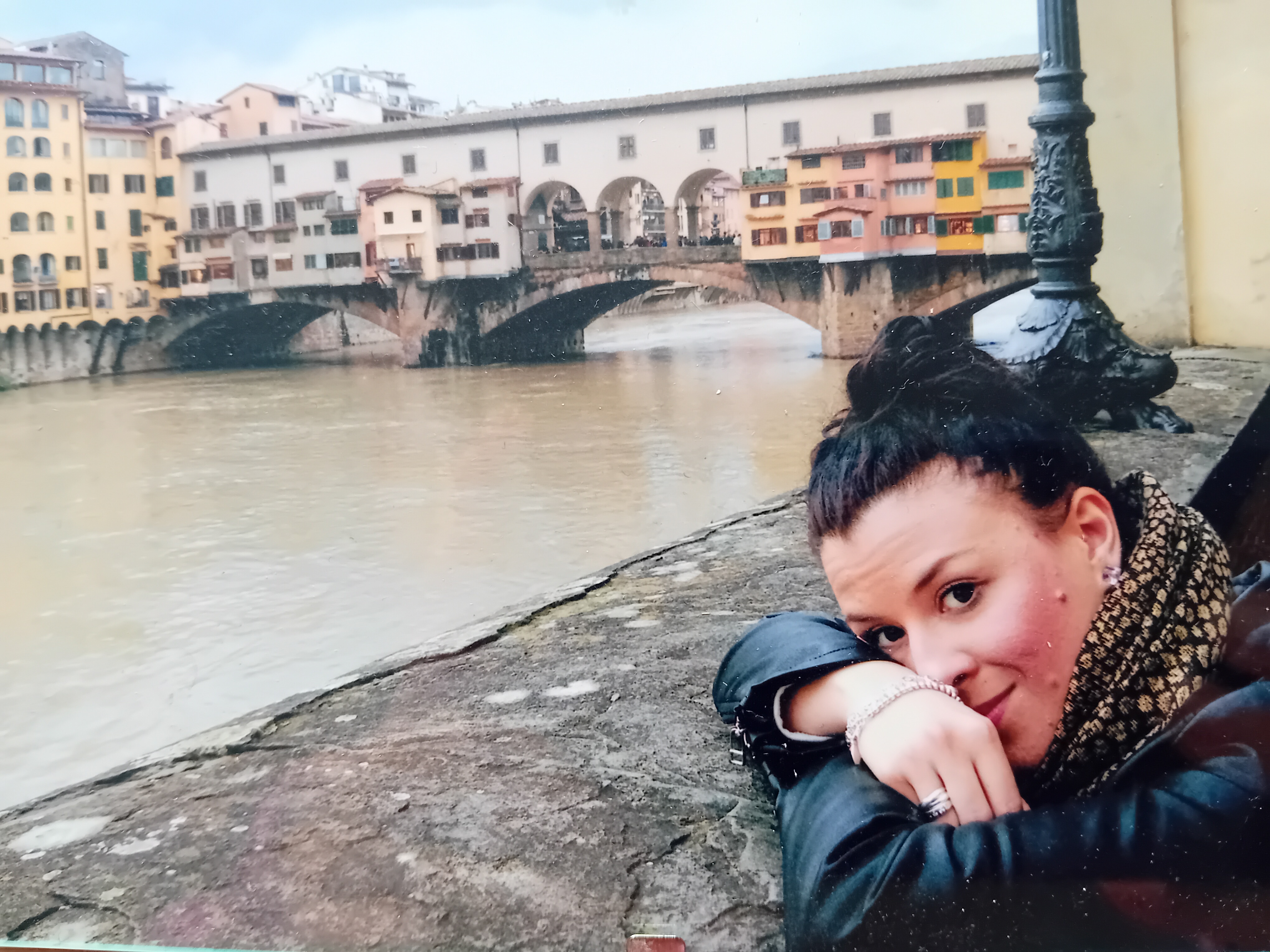 Irina Lister in einer altertümlichen Stadt.