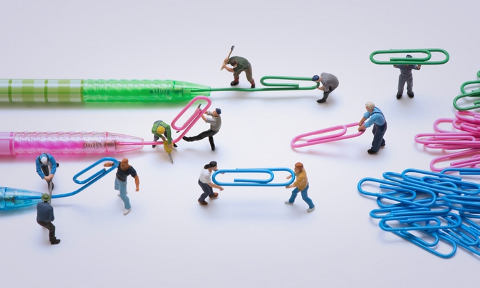 Markenmanagement: Das Bild zeigt Figuren, die Kugelschreiberminen in Büroklammern transformieren.