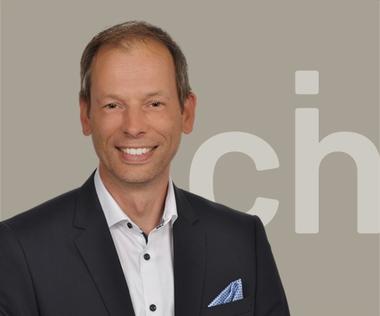 International erfahrener Executive und Controller mit starker HR-Kompetenz