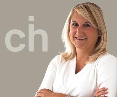 HR Spezialistin entwickelt Personal und Organisation