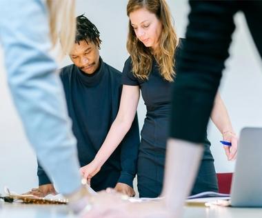 Willkommen bei der Deutschen Interim AG: Das Bild zeigt junge Menschen bei der Kreativarbeit.