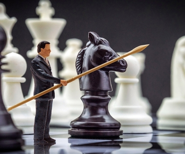 Die Grafik zeigt eine Freelancer-Figur mit Lanze auf einem Schachbrett.