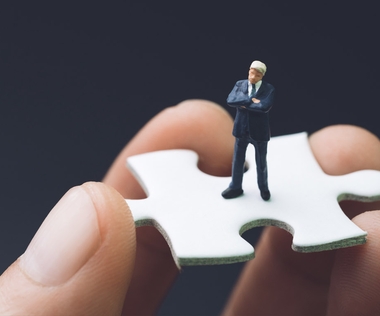 Interim Manager auf Puzzleteil, das seine Passgenauigkeit symbolisiert.