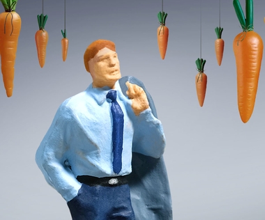 Interim Manager von Benefits umgeben, als Karotten dargestellt.
