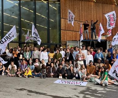 Das Foto zeigt die Teilnehmenden des World Child Forums