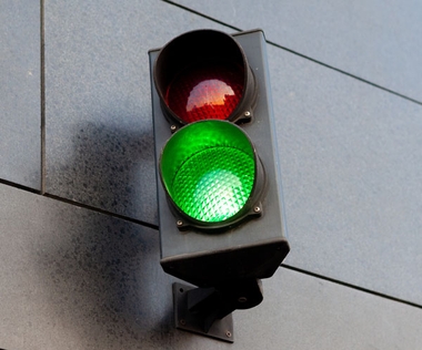 Mit Interim Management Business-Herausforderungen lösen: Das Bild zeigt eine grüne Ampel.