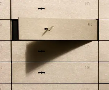 Interim Management Finanzen: Das Bild zeigt ein geöffnetes Bank-Schliessfach.