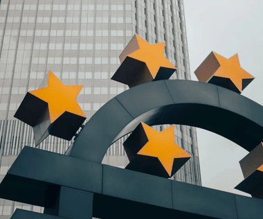 Interim Management Finanzen: Das Bild zeigt die Euro-Skulptur auf dem Willy-Brandt-Platz in Frankfurt am Main