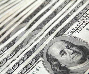 Interim Finanzmanagement: Das Bild zeigt mehrere 100-Dollar-Scheine, die leicht versetzt angeordnet sind.