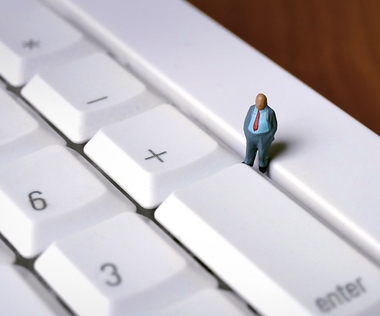 Digitales Recruiting: Das Bild zeigt eine Figur auf einer Tastatur.