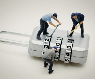 Change Management: Das Bild zeigt Figuren, die versuchen, ein Zahlenschloss zu knacken.