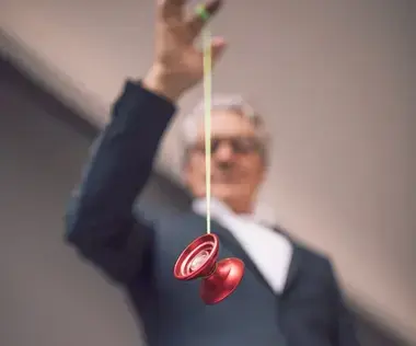 Interim Management Unternehmensführung: Das Bild zeigt einen Geschäftsmann mit einem Jojo