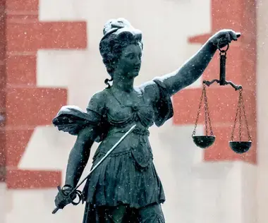 Interim Management Legal: Das Bild zeigt eine Skulptur von Justitia, Göttin der Gerechtigkeit.