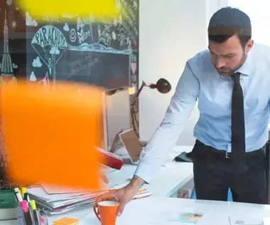 Interim Management Marketing: Das Bild zeigt einen Marketing Manager bei der Arbeit.