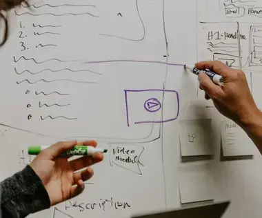 Interim Management: Das Bild zeigt ein beschriftetes Whiteboard, auf dem Ideen gesammelt werden.