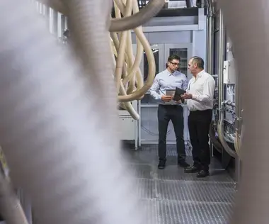 Interim Management Operations: Das Bild zeigt zwei Operations Manager in einer Produktionshalle.