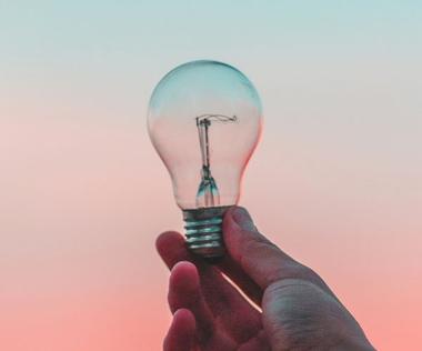 Interim Management Operations: Das Bild zeigt eine Glühbirne bei Sonnenaufgang. 