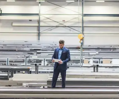 Interim Management Operations: Das Bild zeigt einen Operations Manager in einer Produktionshalle. 