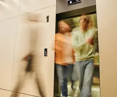 Interim Management Personalwesen: Das Bild zeigt Personen, die einen Aufzug verlassen. 