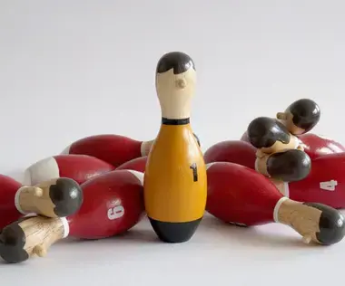 Interim Management Personalwesen: Das Bild zeigt Kegeln, welche als Männchen angemalt sind. 