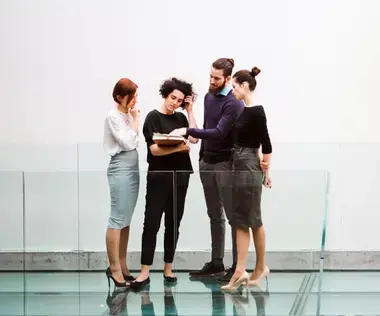 Interim Management Personalwesen: Das Bild zeigt eine Gruppe von HR Managern im Gespräch.