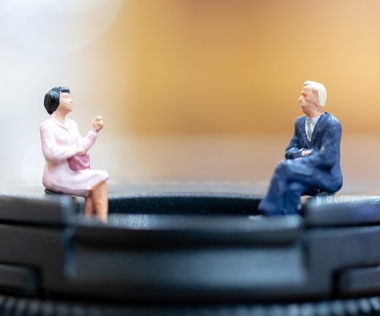 Mitarbeiterbefragung: Das Bild zeigt zwei Figuren, die ein Gespräch führen.