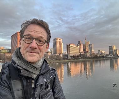 Das Bild zeigt Tilo Ferrari auf einer Brücke in Frankfurt am Main. 