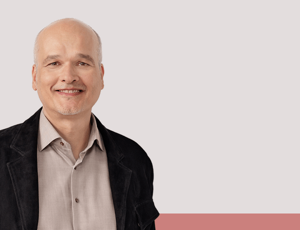 Peter Schönwandt ist Diplom-Designer und Künstler