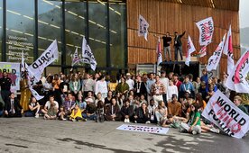 Das Foto zeigt die Teilnehmenden des World Child Forums