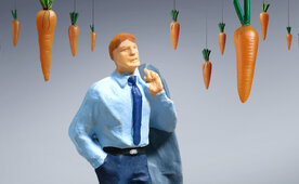 Interim Manager von Benefits umgeben, als Karotten dargestellt.