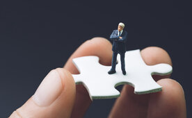 Interim Manager auf Puzzleteil, das seine Passgenauigkeit symbolisiert.