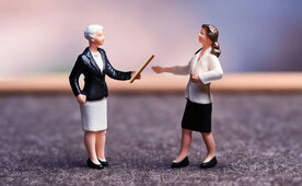 Eine Unternehmensinhaberin übergibt den Staffelstab an ihre Nachfolge.