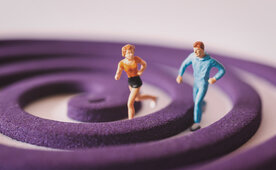 Laufende Personen in lila Spirale