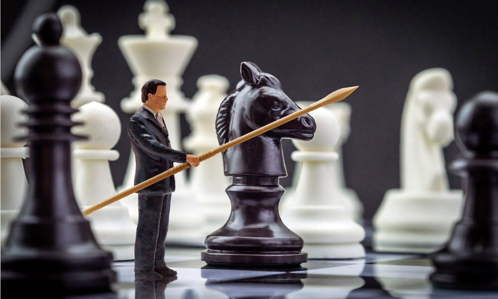 Die Grafik zeigt eine Freelancer-Figur mit Lanze auf einem Schachbrett.