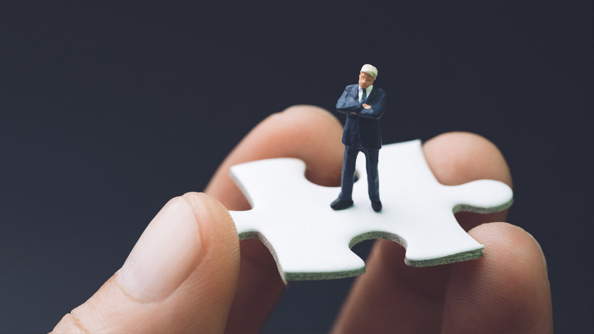 Interim Manager auf Puzzleteil, das seine Passgenauigkeit symbolisiert.