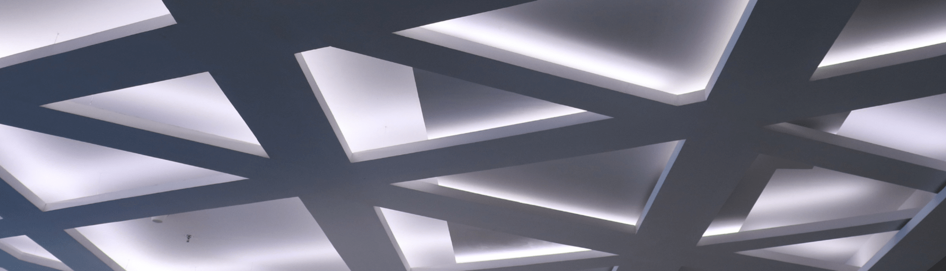 Das Bild zeigt eine beleuchtete Decke mit Gittermuster.