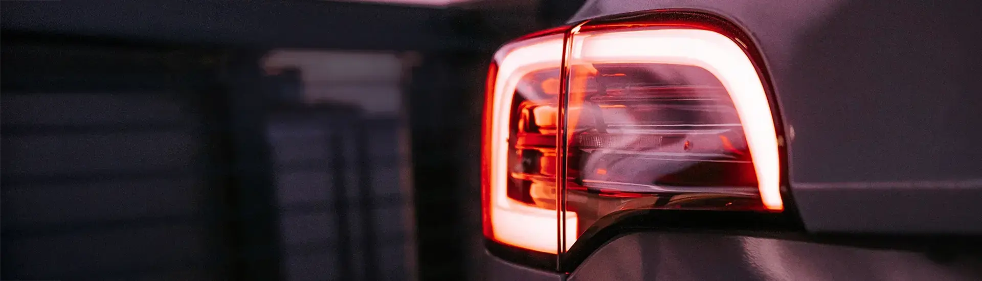 Interim Management Automotive: Das Bild zeigt die Nahaufnahme eines Auto-Rücklichts.