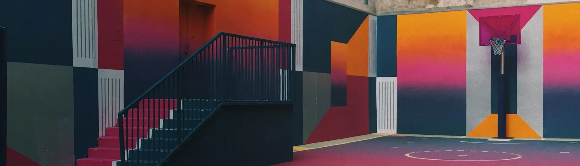 Interim Customer Experience Management: Das Bild zeigt einen bunt gestalteten Basketballplatz in einer Büroumgebung.