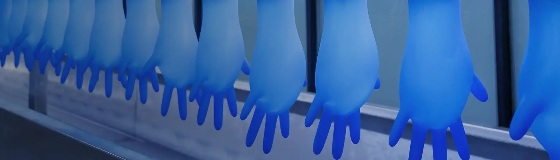 Interim Management Fertigung: Das Bild zeigt in Serienproduktion gefertigte Handschuhe.