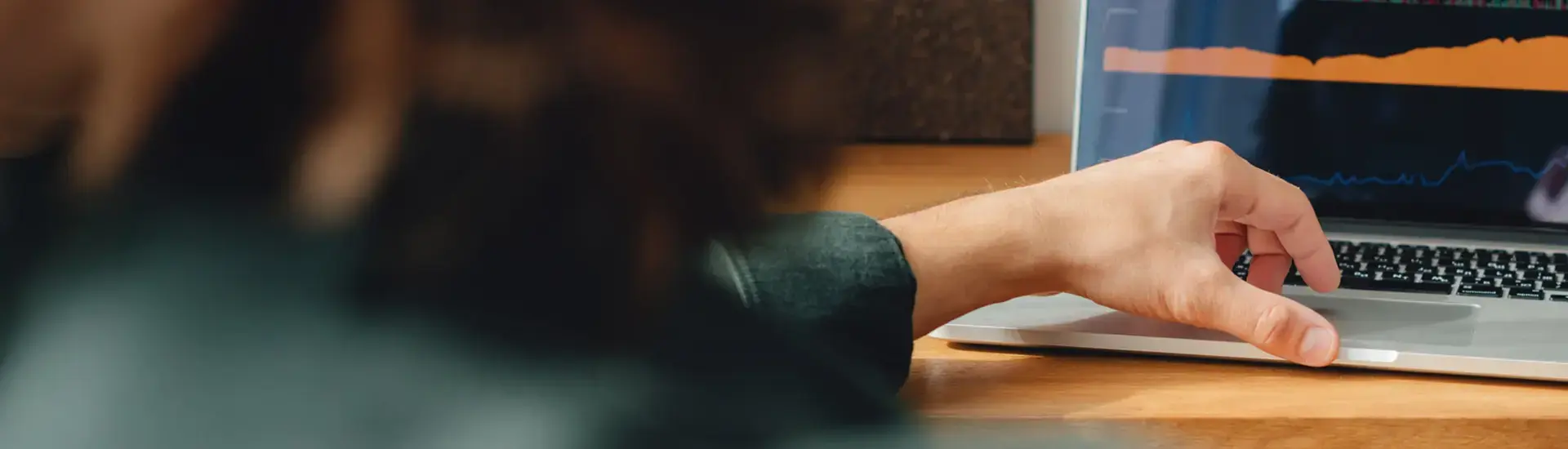 Interim Management FP&A: Das Bild zeigt ein Chart auf einem Laptop-Screen.