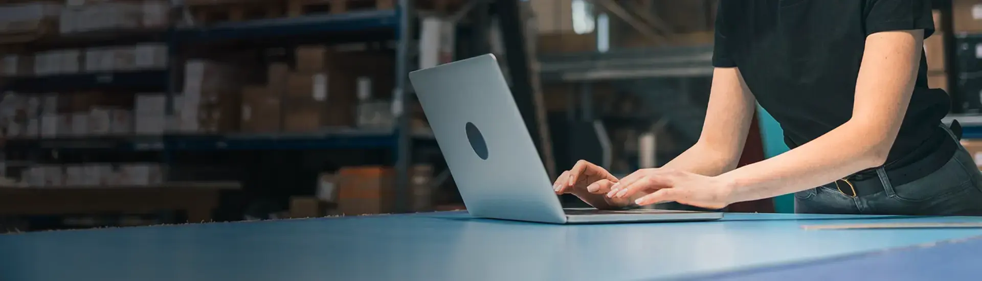 Interim Management Handel & E-Commerce: Das Bild zeigt eine Frau beim Onlineshopping.