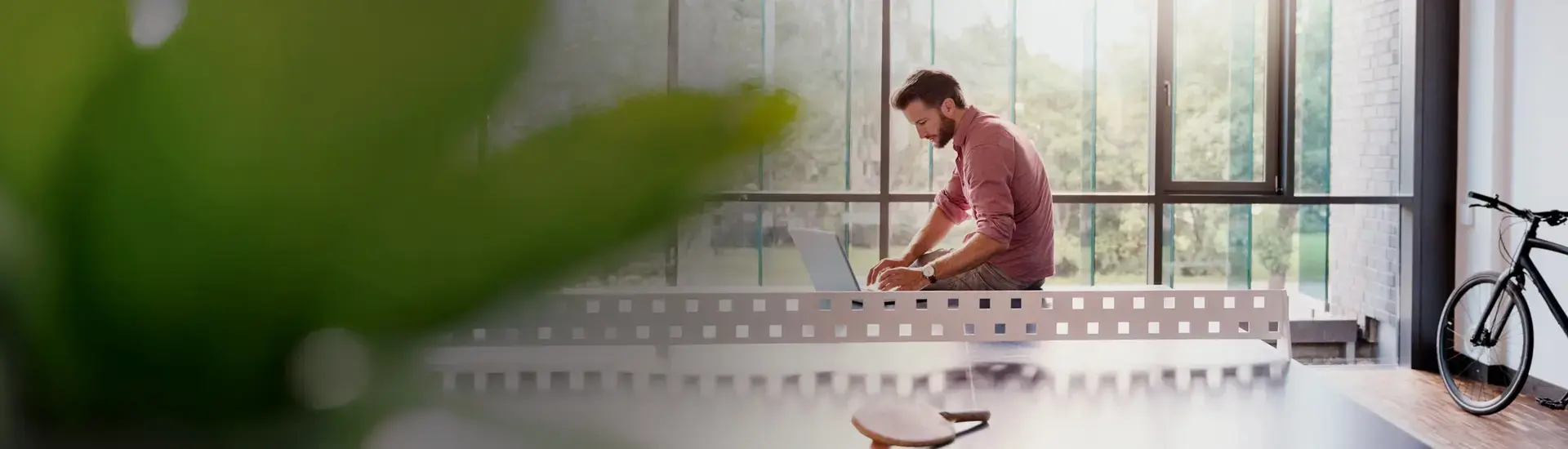 Interim Innovationsmanagement: Das Bild zeigt einen Innovationsmanager in einem lichtdurchfluteten Büro.