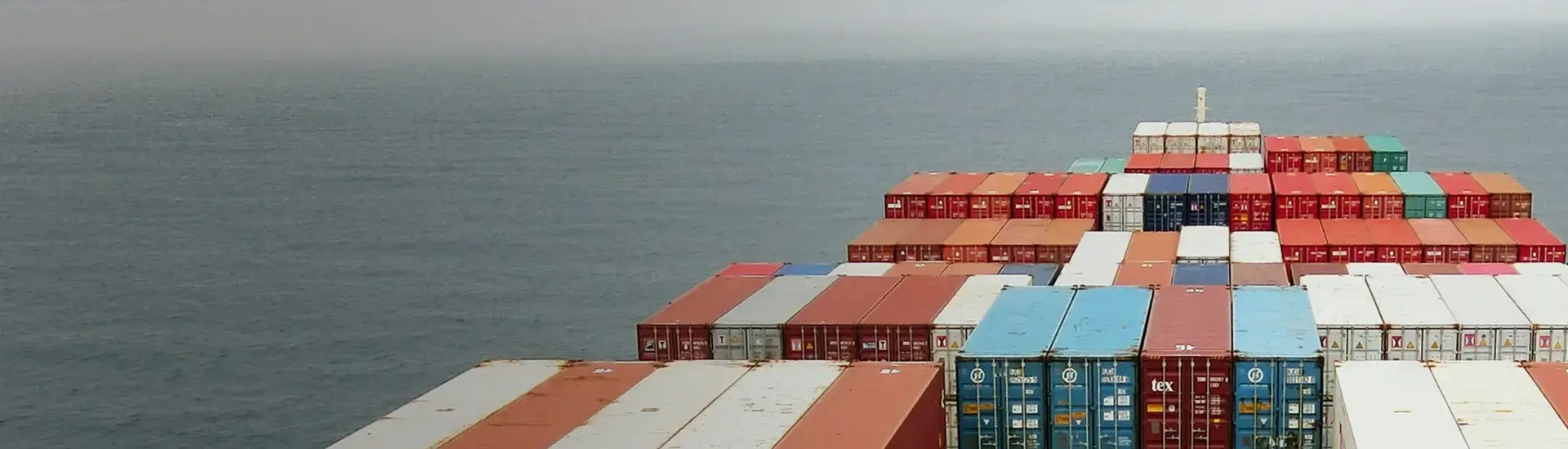 Interim Management Logistik & Transport: Das Bild zeigt ein vollbeladenes Containerschiff.