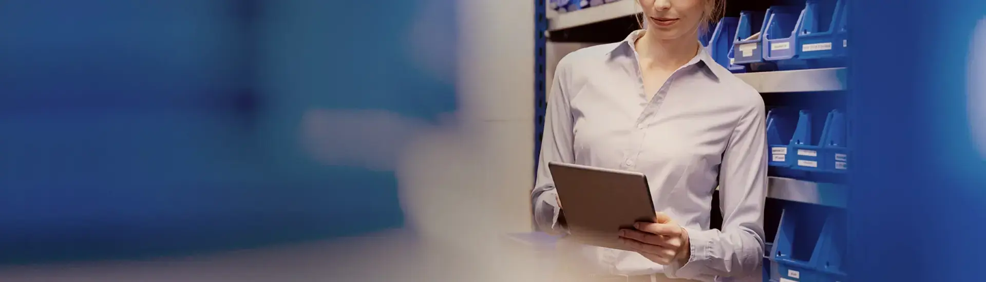 Interim Management Logistik: Das Bild zeigt eine Logistikmanagerin in einem Lager.