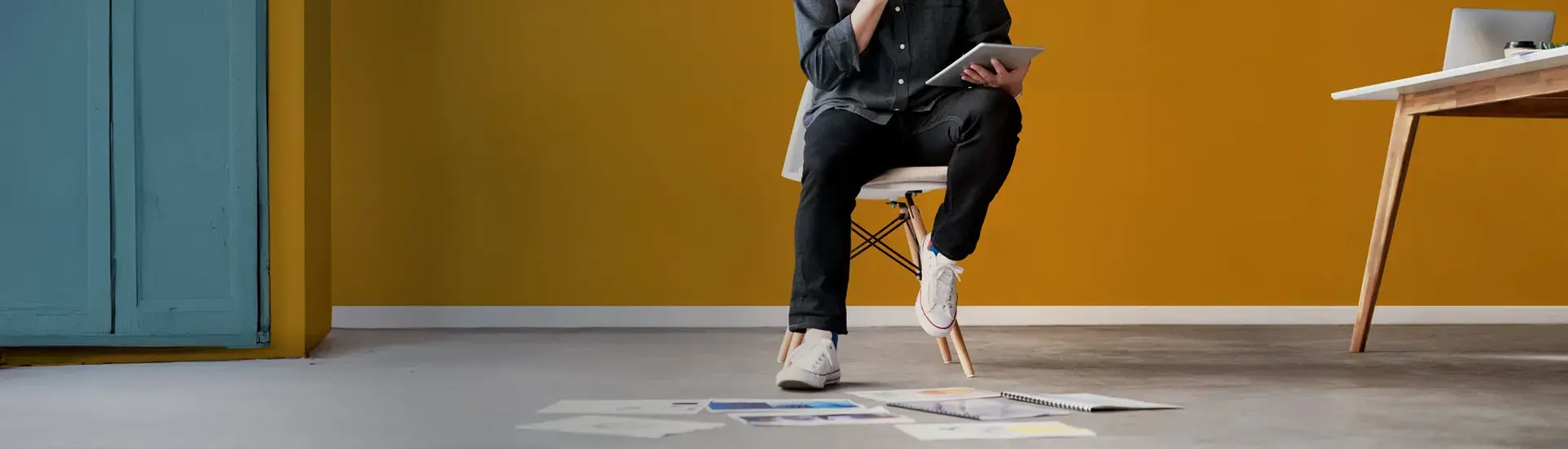 Interim Management Marketingstrategie: Das Bild zeigt den Unterkörper eines Marketingexperten, der eine Marketingstrategie entwickelt.