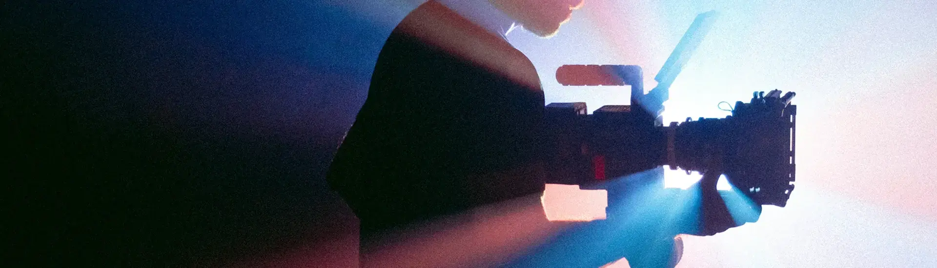 Interim Management Medien: Das Bild zeigt einen Kameramann im Gegenlicht.