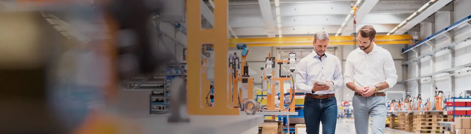 Interim Management Produktion: Das Bild zeigt zwei Manager in einer Lagerhalle.