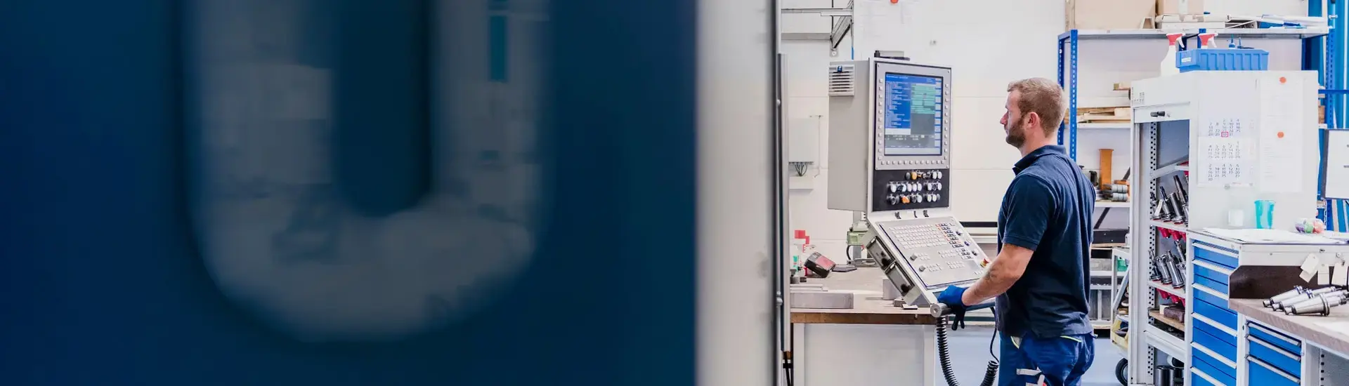 Interim Qualitätsmanagement: Das Bild zeigt einen Qualitätsmanager in einem Teststand.