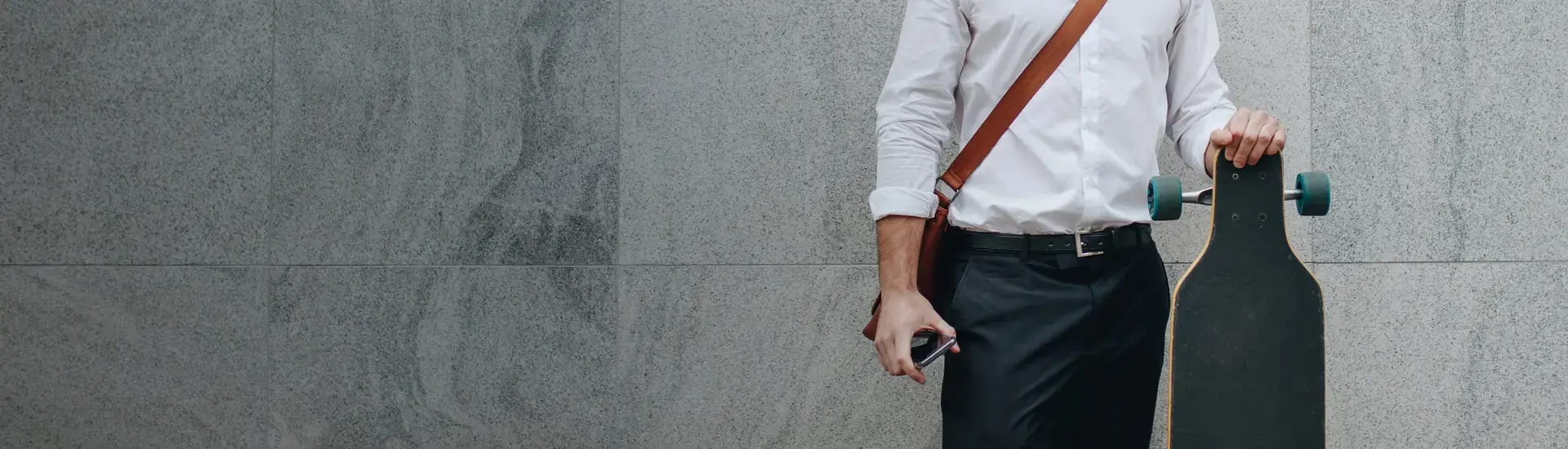 Interim Change Management: Das Bild zeigt einen Interim Manager mit Skateboard.