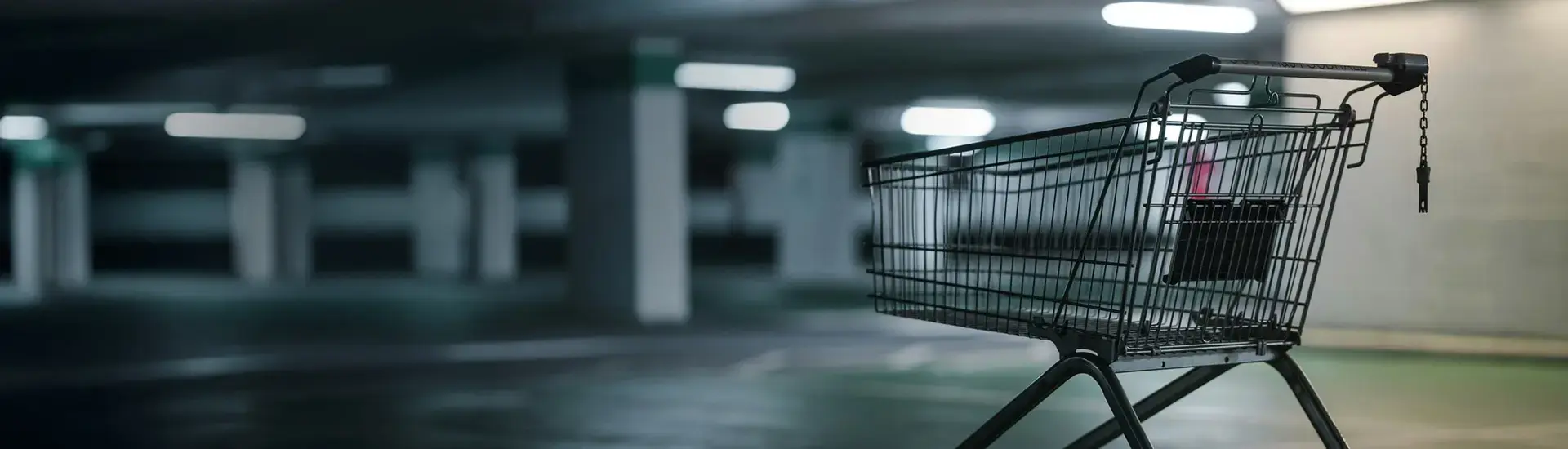 Interim Management Direktvertrieb: Das Bild zeigt einen Einkaufswagen in einer Tiefgarage.
